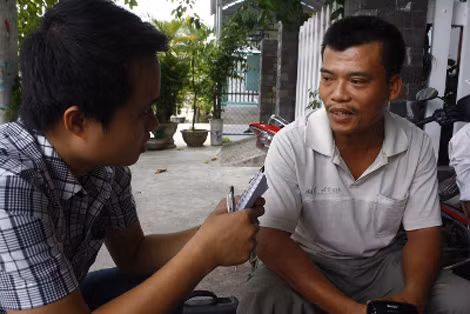 Anh Nguyễn Văn Tin (bên phải) bức xúc vì suýt nữa chính tay anh đã chôn sống con mình.