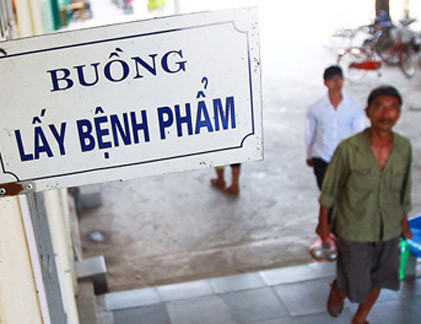 Buồng lấy bệnh phẩm tại khoa xét nghiệm Bệnh viện Đa khoa Hoài Đức (Hà Nội).