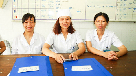 Ba cán bộ y tế của Bệnh viện đa khoa Hoài Đức: từ trái sang chị Khuất Thị Định, chị Hoàng Thị Nguyệt và chị Phan Thị Nam Đông.