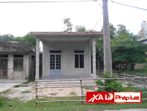 Ngôi nhà bên đường, nơi đôi “gian phu dâm phụ” bị lột truồng trói chặt vào nhau hơn hai tiếng đồng hồ.