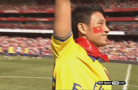 “Running Man” Vũ Xuân Tiến tại sân Emirate. Ảnh cắt từ clip