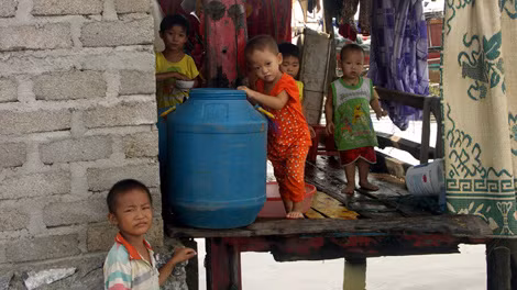 Mấy đứa trẻ này luôn đối mặt với nguy cơ bị rơi xuống sông từ ngôi nhà gỗ trên mặt nước.