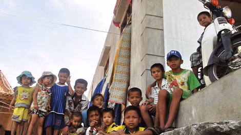 Theo thống kê của xã Quảng Lộc năm 2012, Cồn Sẻ (trên 650 hộ) có hơn 3.100 nhân khẩu thì số người dưới 15 tuổi là... gần 1.400, trong đó trẻ dưới 5 tuổi trên 500 cháu. Một thống kê vui rằng ở Quảng Bình chưa có làng nào nhiều học sinh tiểu học như ở Cồn Sẻ: 410 em, chiếm trên 50% tổng số học sinh tiểu học của toàn xã.