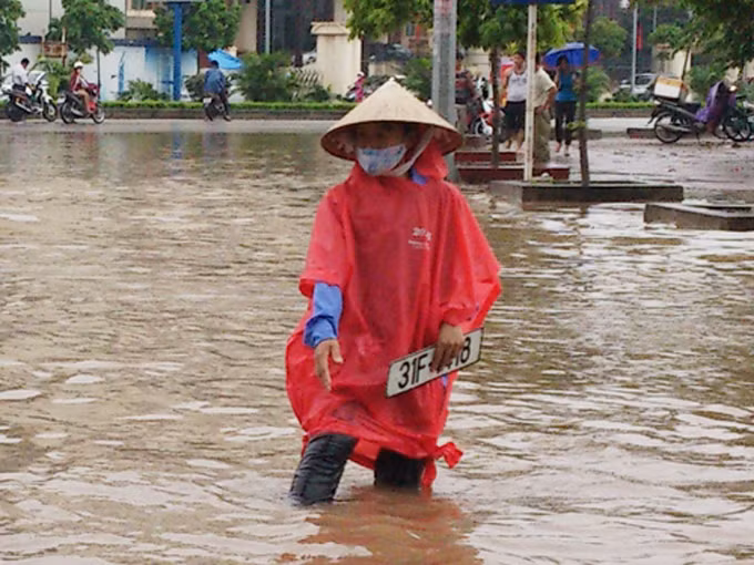 Những người này cho biết, họ mò được rồi chờ những chủ xe rơi biển tới chuộc lại với giá cả... thỏa thuận. Ảnh: Tiền Phong