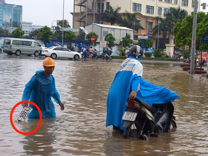 Nhiều ô tô phóng quá nhanh bị vỡ ba đờ sốc, rơi biển số. Tại khu ngập nước Keangnam xuất hiện cả những người đi mò biển số xe. Ảnh: Tiền Phong