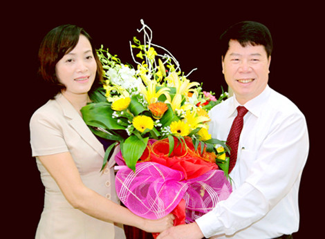 Ông Bùi Văn Nam tặng hoa chúc mừng bà Nguyễn Thị Thanh. Ảnh: Báo Ninh Bình