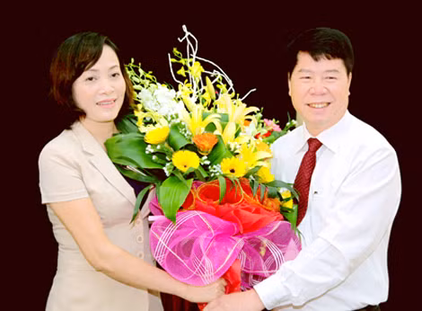 Ông Bùi Văn Nam tặng hoa chúc mừng bà Nguyễn Thị Thanh. Ảnh: Báo Ninh Bình