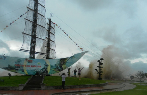 Chiều 7/8, nhiều bạn trẻ vẫn vô tư tạo dáng, chụp ảnh ngay sát hiện trường vụ tai nạn bất chấp cảnh báo nguy hiểm. Ảnh: NLĐ