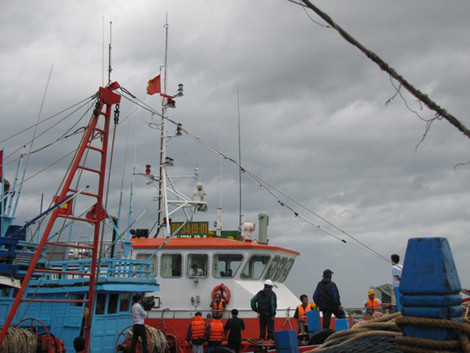 Tàu mang số hiệu BP34-19-01 đang tiếp cận con tàu bị nạn, đưa ngư dân vào bờ.