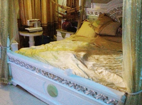 Chiếc giường bằng gỗ sưa giá gần nửa tỷ đồng của "trùm ma tuý".