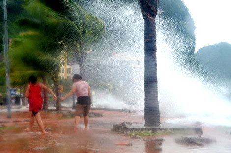 Nước biển tràn vào đường phố. Ảnh: Báo Quảng Ninh