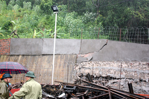 Tại TP. Cẩm Phả, Chủ tịch UBND tỉnh yêu cầu di dời khẩn cấp 3 hộ dân tại khu vực tổ 12, khu Ngô Quyền, phường Cẩm Đông. Nguyên nhân là do kè bãi thải sau của mỏ than Thống Nhất bị sạt lở, có nguy cơ gây mất an toàn đến các hộ dân phía dưới. (Ảnh: Báo Quảng Ninh, Báo Thanh Niên)