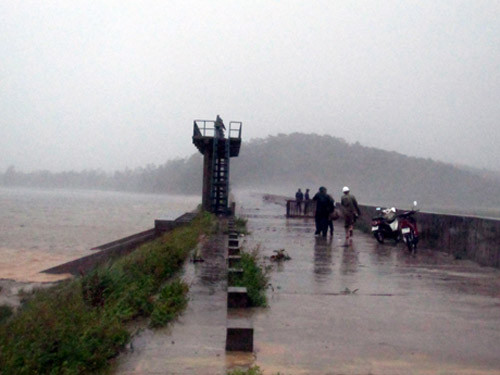 Từ khoảng 7-9h sáng nay (3/8), vùng biển Cô Tô có gió mạnh cấp 9 cấp 10, giật cấp 11, biển động dữ dội và có mưa to.