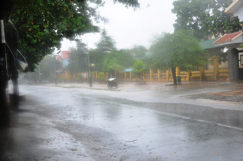 Từ 7h30 sáng nay, mưa, gió tại huyện đảo Vân Đồn, tỉnh Quảng Ninh đã trở nên dữ dội.