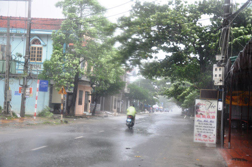 Theo dự báo, khoảng 13h chiều nay, tại đây gió sẽ mạnh lên cấp 8, cấp 9, giật trên cấp 9.