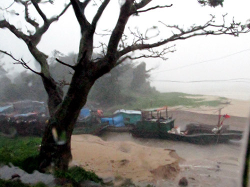 Đến 9h30 hôm nay ở huyện đảo chưa có thiệt hại về người và tài sản, tàu thuyền tại các nơi neo đậu vẫn được an toàn.