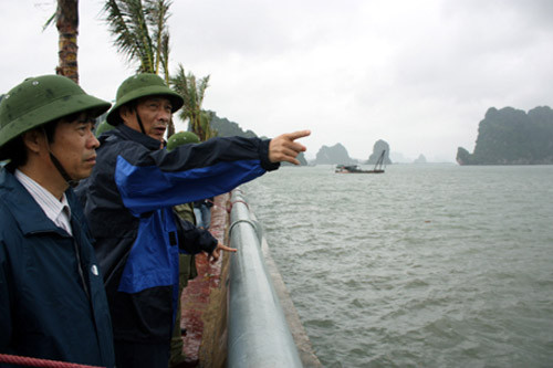 Trước diễn biến của cơn bão số 5, sáng 3/8, ông Nguyễn Văn Đọc, Chủ tịch UBND tỉnh đã kiểm tra các công trình trọng điểm đang được triển khai thi công, các điểm neo đậu trú bão của các tàu thuyền, các khu vực nuôi trồng thủy sản của TP.Hạ Long và TP.Cẩm Phả.