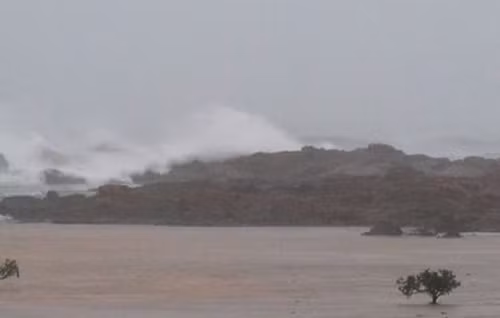 Bão số 5 gây sóng lớn ở vùng biển Cô Tô, tỉnh Quảng Ninh.