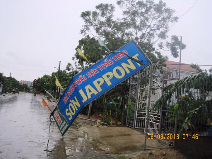 Gió mạnh đã làm tấm biển quảng cáo rơi xuống, đứt cả đường điện.