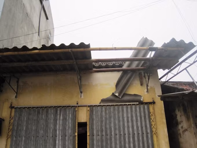 Nhiều ngôi nhà ven biển bị gió bão làm tốc mái, hư hỏng.