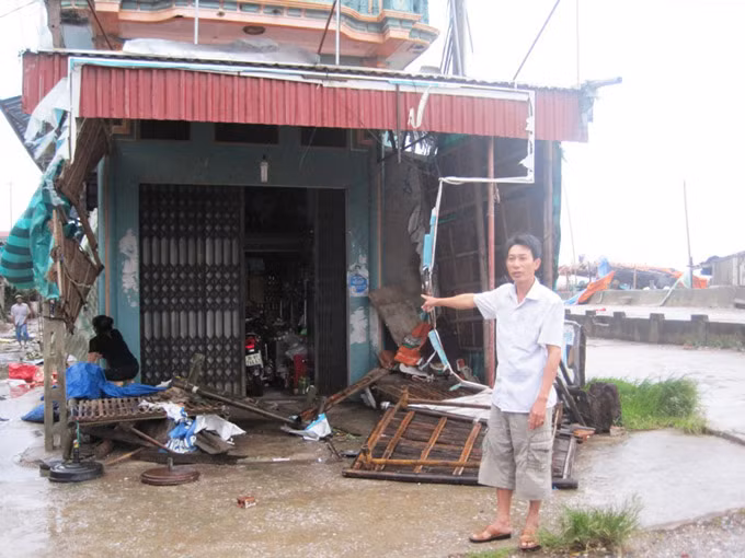 Nhiều chiếc biển quảng cáo bị gió thổi bay biến.