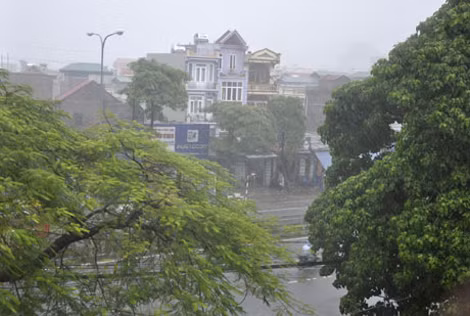 Bão số 6 đã gây mưa tại TP Hạ Long. Ảnh: Báo Quảng Ninh