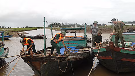 Tàu thuyền và ngư dân ở Nam Định đã về nơi tránh trú an toàn. Ảnh: Báo Nam Định