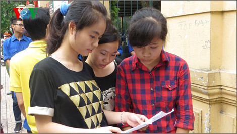 Thí sinh xem lại đề sau khi kết thúc môn thi trong kỳ thi ĐH năm 2013.