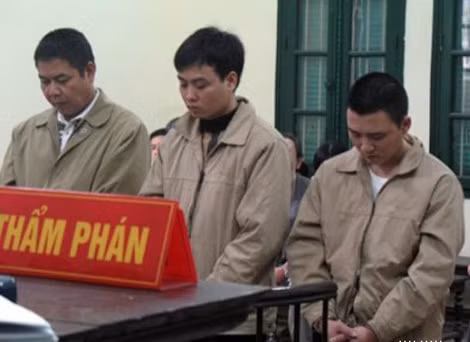 Nguyễn Anh Tuấn (giữa) khi bị xét xử trước tòa.