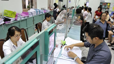 Mục tiêu TP.HCM xây dựng chính quyền đô thị là để xây dựng bộ máy hành chính chuyên nghiệp, tinh gọn. Trong ảnh: người dân đến làm các thủ tục hành chính tại UBND Q.1.