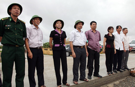 Tân Bí thư Tỉnh ủy thị sát vùng đê biển BM III.