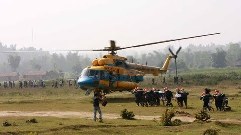 Trực thăng tham gia diễn tập chống bạo loạn, khủng bố ở Điện Biên ngày 20/10/2012. Ảnh: TTXVN