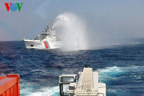 Tàu Trung Quốc phun vòi rồng.