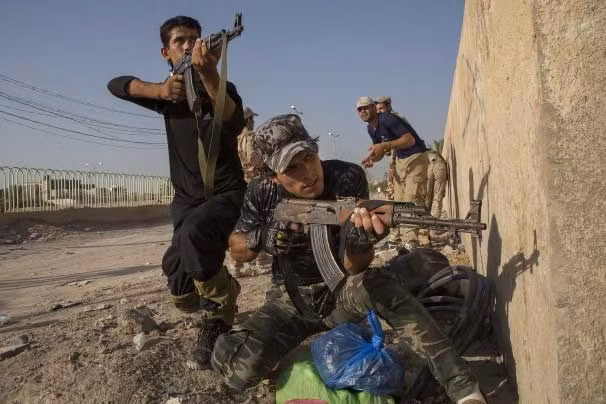 Các thành viên lực lượng tình nguyện của người Kurd đang tập huấn ở thành phố Karbala để bảo vệ đền thờ người Shiite và giúp chống lại sự nổi dậy của ISIL.