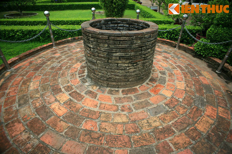 Di tích Trường Dục Thanh hiện tại là công trình được phục dựng theo mô tả của các học trò cũ của trường vào thời điểm thầy giáo Nguyễn Tất Thành tham gia giảng dạy. Công trình kiến trúc nguyên bản duy nhất còn tồn tại của ngôi trường lịch sử này là giếng nước mà nhà giáo Nguyễn Tất Thành lấy nước tưới cây mỗi ngày.