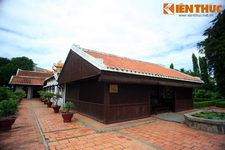 Tháng 8/1910, chàng thanh niên Nguyễn Tất Thành được ông nghè Trương Gia Mô - vốn là bạn đồng liêu cũ của cụ Nguyễn Sinh Sắc - giới thiệu đến Phan Thiết dạy học tại ngôi trường này. Trong thời gian dạy ở trường, thầy Nguyễn Tất Thành dạy lớp nhì, chủ yếu là dạy chữ Quốc ngữ và Hán văn, ngoài ra, còn kiêm nhiệm môn thể dục.