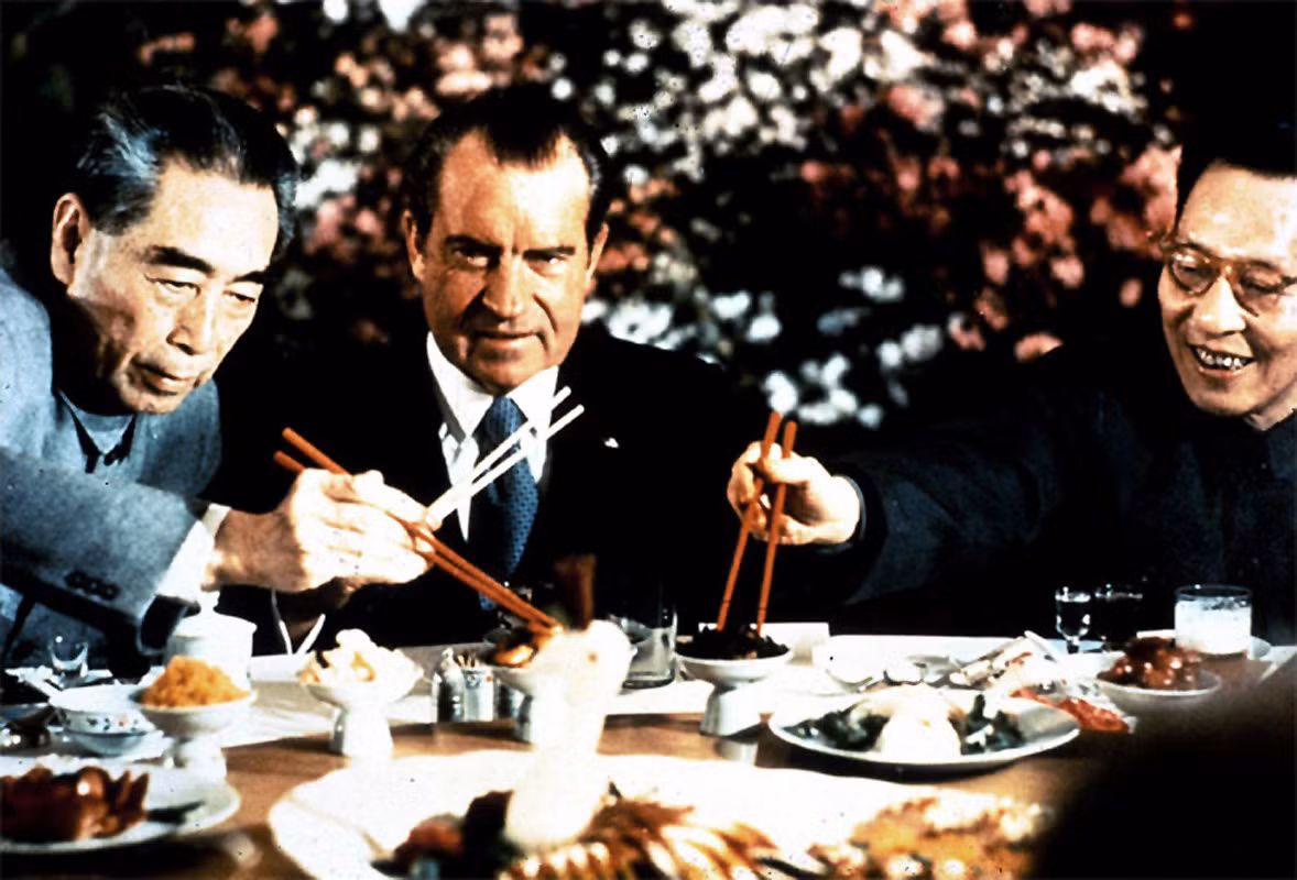 Nixon dùng đại yến phía Trung Quốc chiêu đãi. Bên trái của ông là Thủ tướng Trung Quốc Chu Ân Lai.