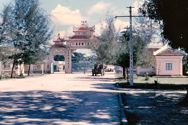 Một trong những cánh cổng dẫn vào khu thánh địa.