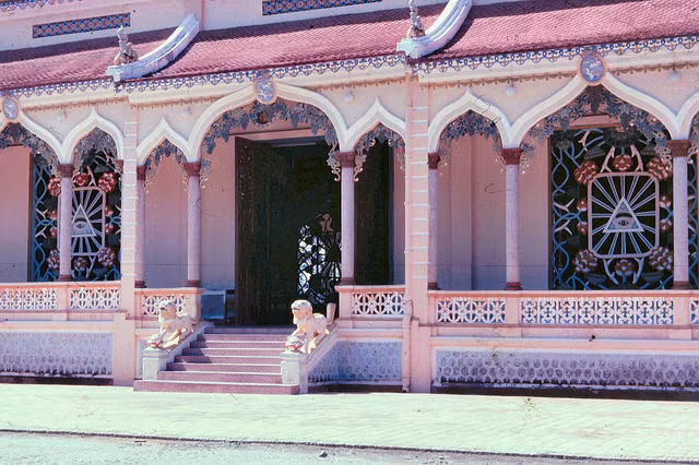 Một lối vào ở bên hông tòa thánh.