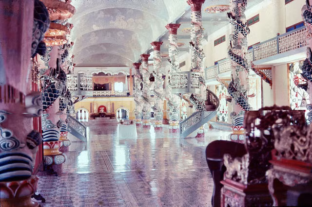 Bên trong tòa thánh với 2 hàng cột được trang trí hình rồng, chạm khắc tinh xảo, màu sắc rực rỡ.