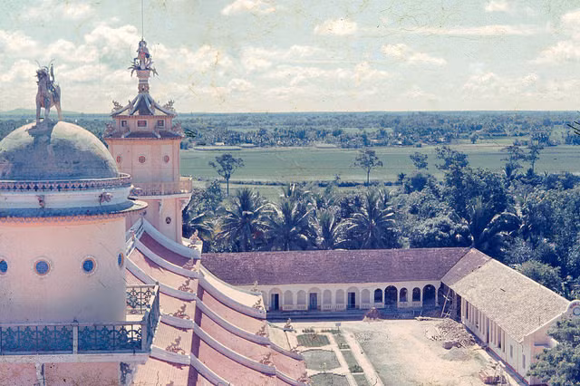 Một góc tòa thánh Tây Ninh nhìn từ tháp chuông bên phải.