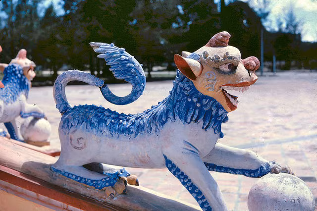 Tượng linh thú trang trí bên ngoài tòa thánh.