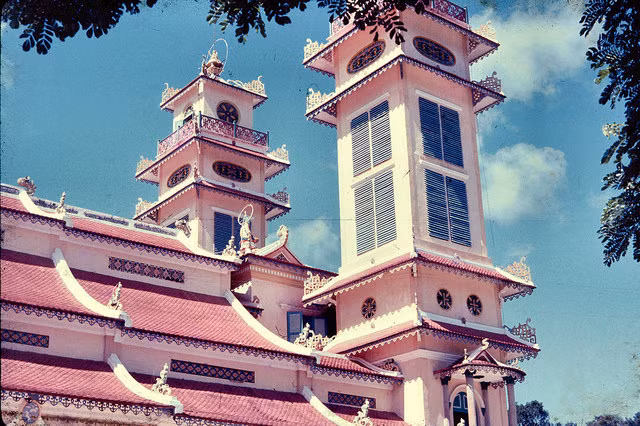 Lầu chuông và lầu trống là hai tòa tháp cao nằm ở phía trước tòa thánh.