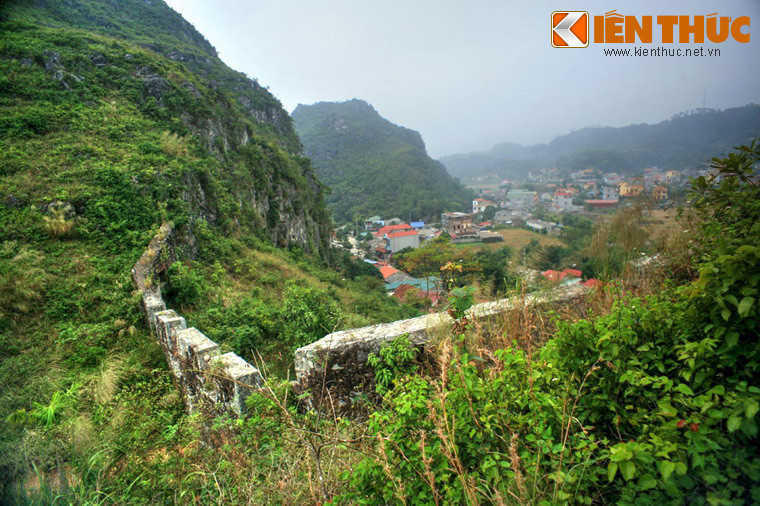 2. Khu vực phường Tam Thanh, thành phố Lạng Sơn ngày nay vẫn còn lưu giữ một tòa thành độc đáo được xây dựng thời kỳ nhà Mạc cai trị vùng đất này. Công trình gồm 2 đoạn tường thành song song với nhau, bắc qua 2 hẻm núi. Các đoạn tường thành dài khoảng 300m, mặt thành rộng khoảng 1m, được xây bằng những khối đá lớn.