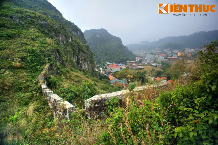 2. Khu vực phường Tam Thanh, thành phố Lạng Sơn ngày nay vẫn còn lưu giữ một tòa thành độc đáo được xây dựng thời kỳ nhà Mạc cai trị vùng đất này. Công trình gồm 2 đoạn tường thành song song với nhau, bắc qua 2 hẻm núi. Các đoạn tường thành dài khoảng 300m, mặt thành rộng khoảng 1m, được xây bằng những khối đá lớn.