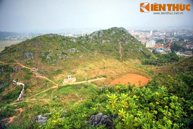 Giữa hai vòng thành đá là khu đất trống rộng rãi và bằng phẳng, hai bên là những đỉnh núi hiểm trở có vai trò như những tường thành tự nhiên. Đứng từ điểm cao của thành có thể quan sát cả một vùng rộng lớn của Lạng Sơn.