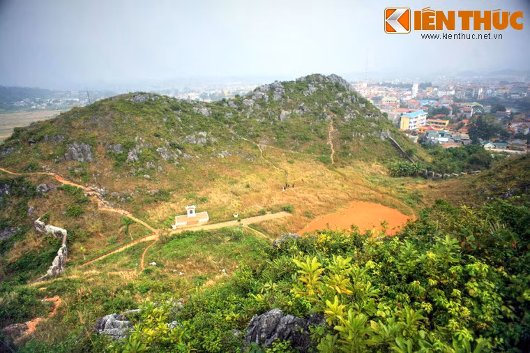 Giữa hai vòng thành đá là khu đất trống rộng rãi và bằng phẳng, hai bên là những đỉnh núi hiểm trở có vai trò như những tường thành tự nhiên. Đứng từ điểm cao của thành có thể quan sát cả một vùng rộng lớn của Lạng Sơn.