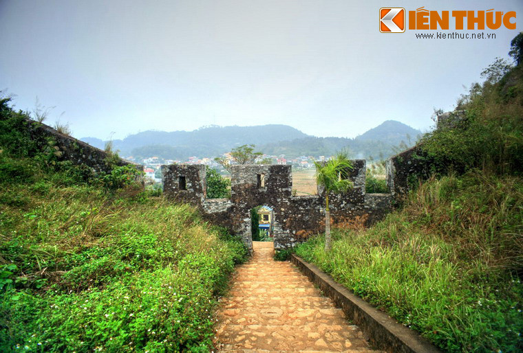 Theo những tư liệu thì tòa thành cổ này là một căn cứ quân sự hiểm yếu chắn con đường độc đạo nối từ Ải Bắc xuống phía Nam do Mạc Kính Cung cho xây dựng vào thế kỷ 16 trong cuộc đối đầu với quân Lê - Trịnh.