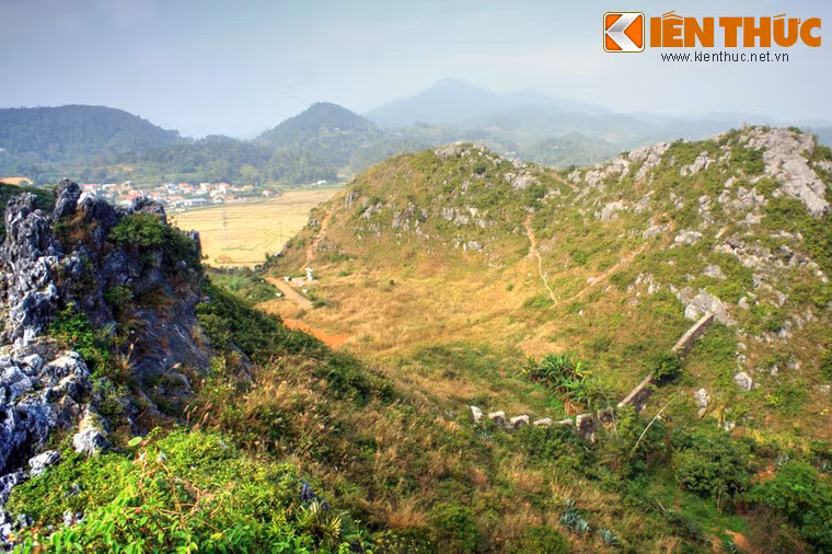 Có giả thuyết cho rằng tòa thành này còn có vai trò như một "đấu đong quân". Quân lính được đưa về đây, cứ đầy lòng "đấu" thì sẽ biết số quân là bao nhiêu.