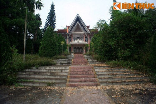 Hòn đảo lớn nhất ở giữa đầm còn có một trại giam các phạm nhân, trước kia lưu giữ khoảng 1.000 phạm nhân, nay sắp chuyển giao cho tỉnh khai thác du lịch. Trong ảnh là nhà quản lý trại giam.